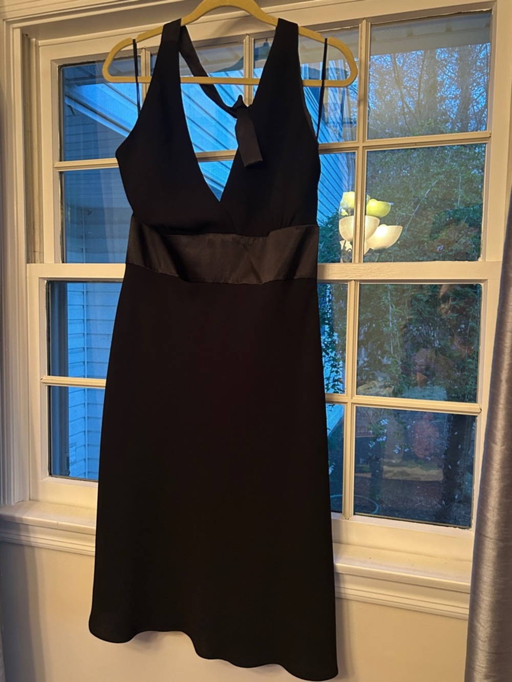 Jones Wear Black Sleeveless V-Neck Midi Dress